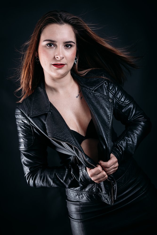 Editoriales Porträt mit Lederjacke und markantem Ausdruck