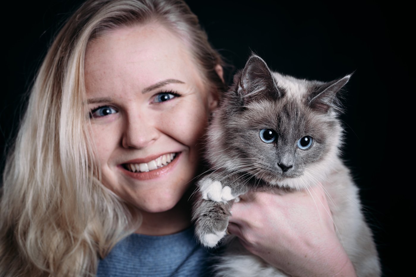 Porträt einer Frau mit ihrer Katze