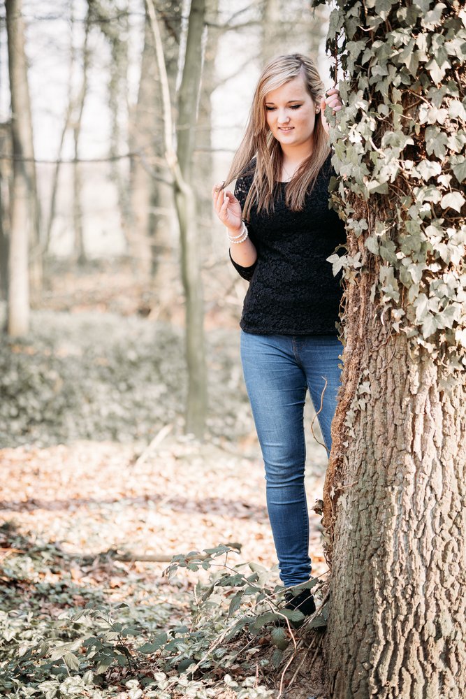 Natürliches Porträt im Wald mit weichem Licht
