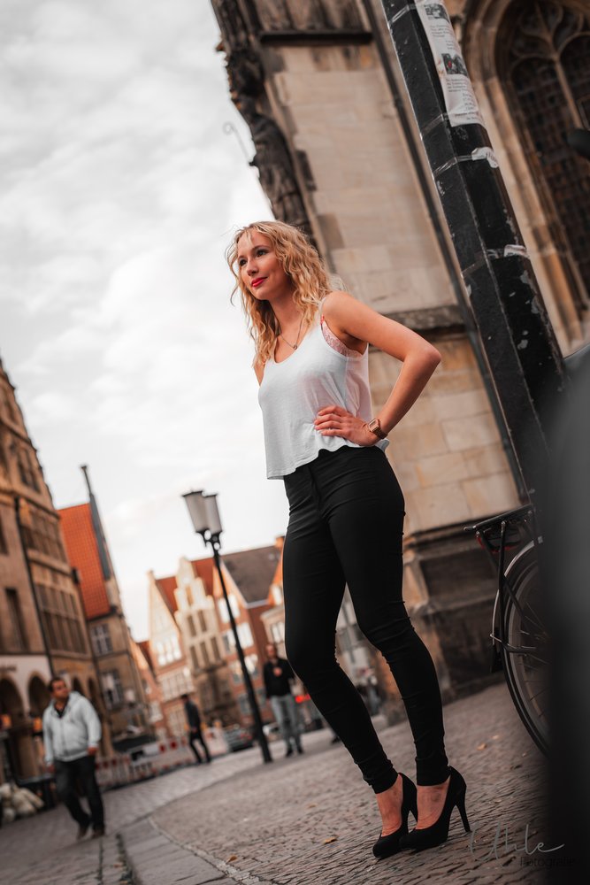 Ganzkörper-Porträt einer Frau in der Münsteraner Altstadt im Streetstyle-Look